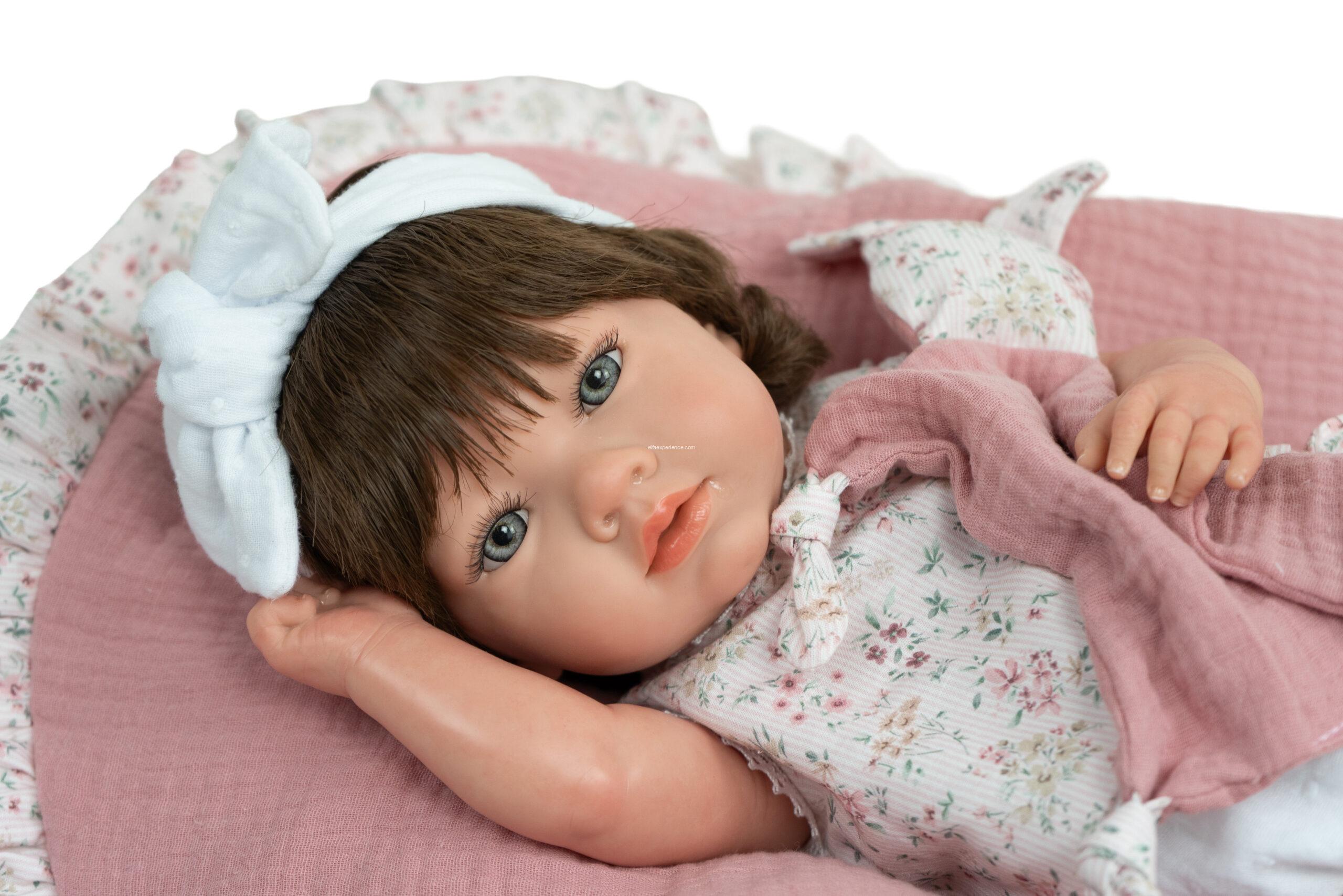98213 REBORN ARIAS 38 CM ALBA ROSA C/MANTA Y DOUDOU (Cuerpo Vinyl, sexo niña) - Imagen 4