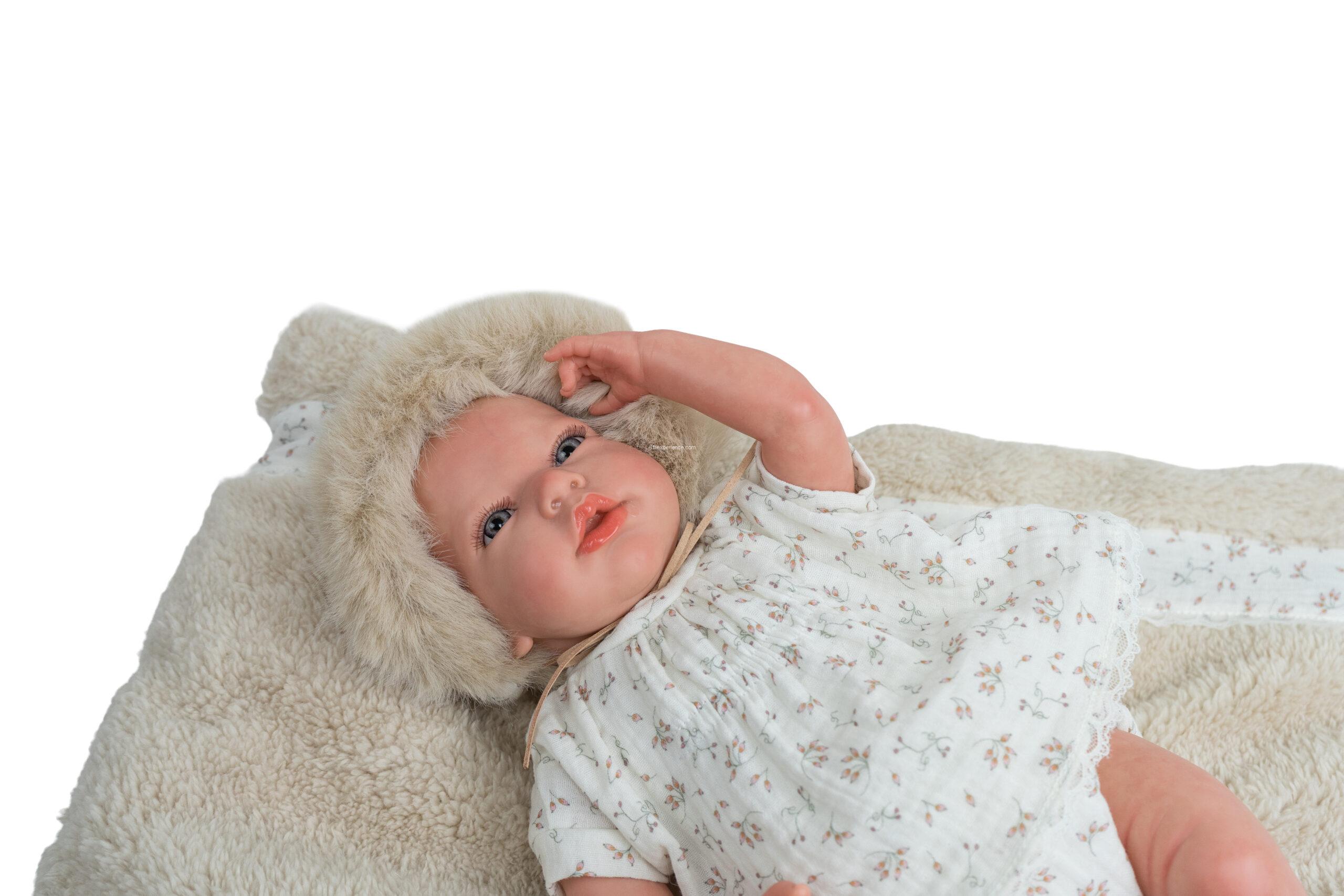 98215 REBORN ARIAS 40 CM ISABELLA BEIGE C/COJIN - Imagen 3