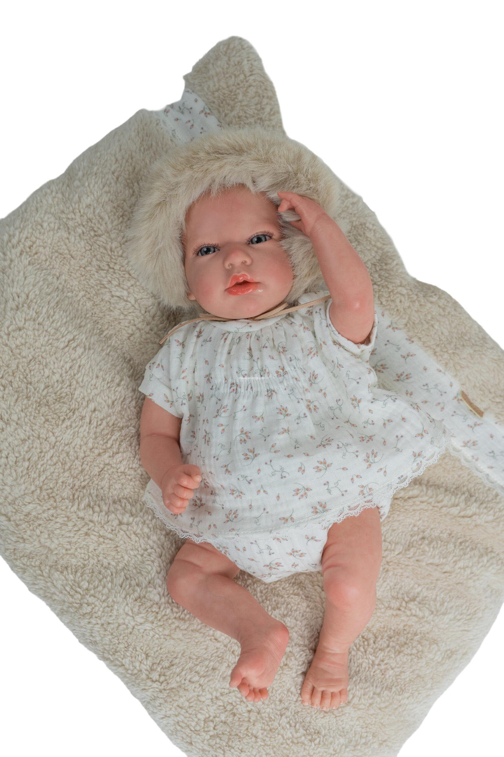 98215 REBORN ARIAS 40 CM ISABELLA BEIGE C/COJIN - Imagen 4