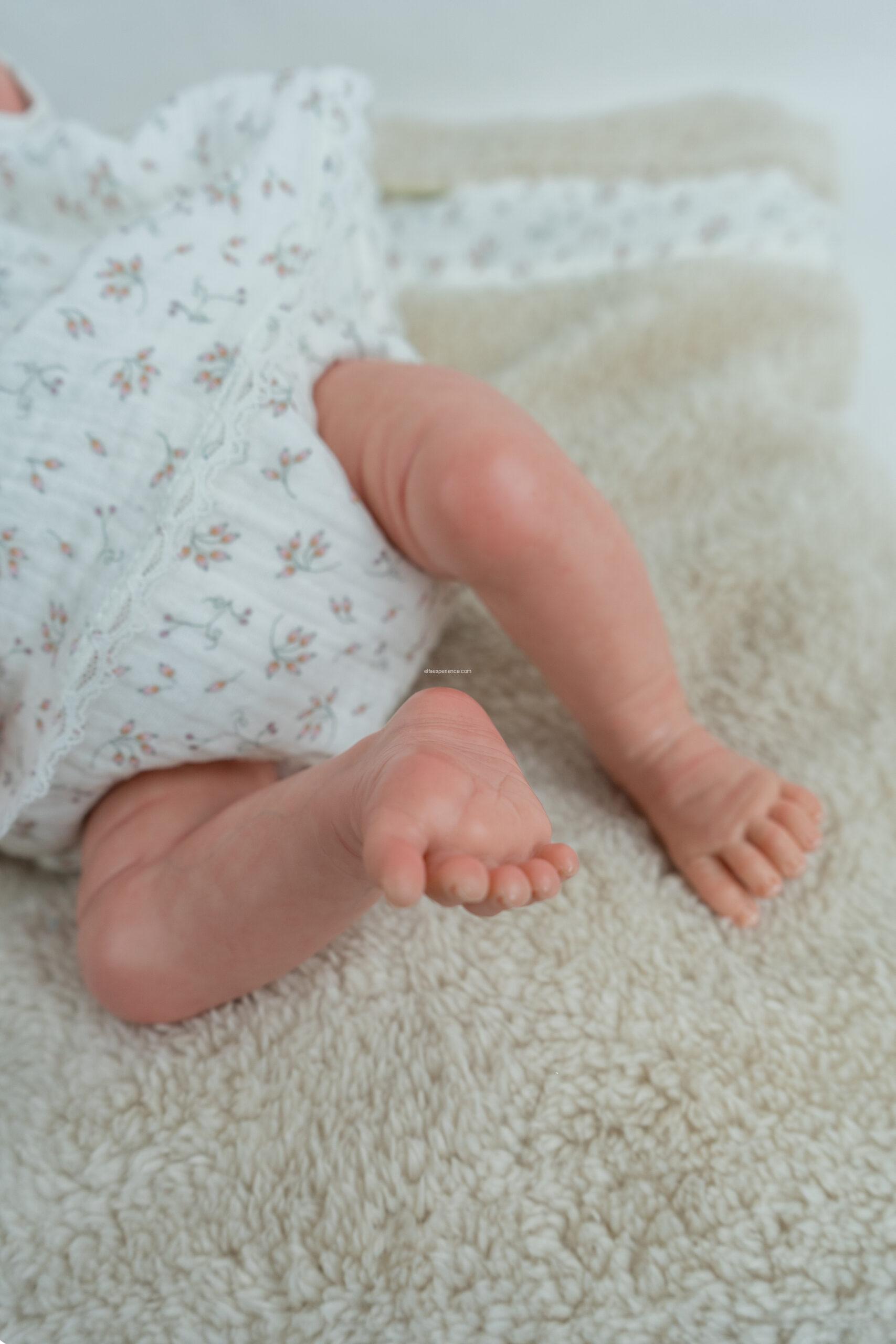 98215 REBORN ARIAS 40 CM ISABELLA BEIGE C/COJIN - Imagen 5