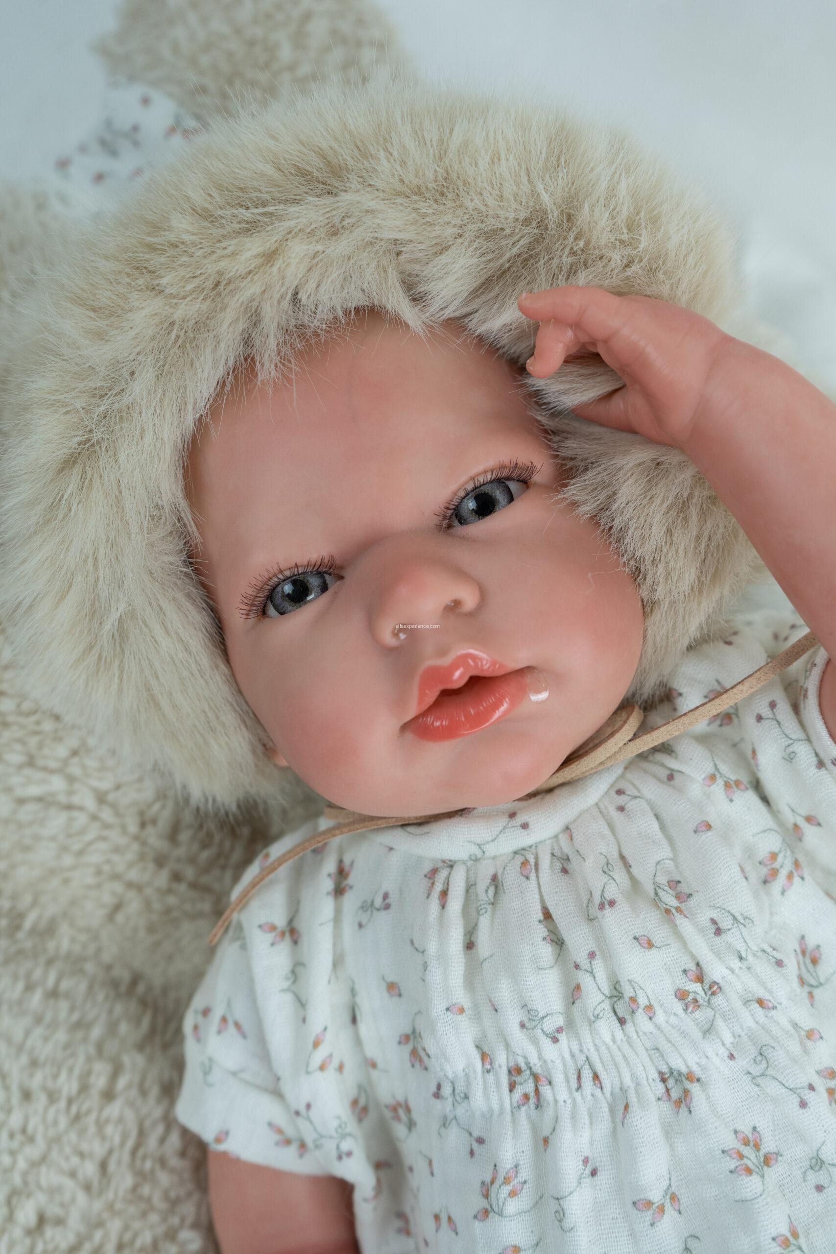 98215 REBORN ARIAS 40 CM ISABELLA BEIGE C/COJIN - Imagen 6