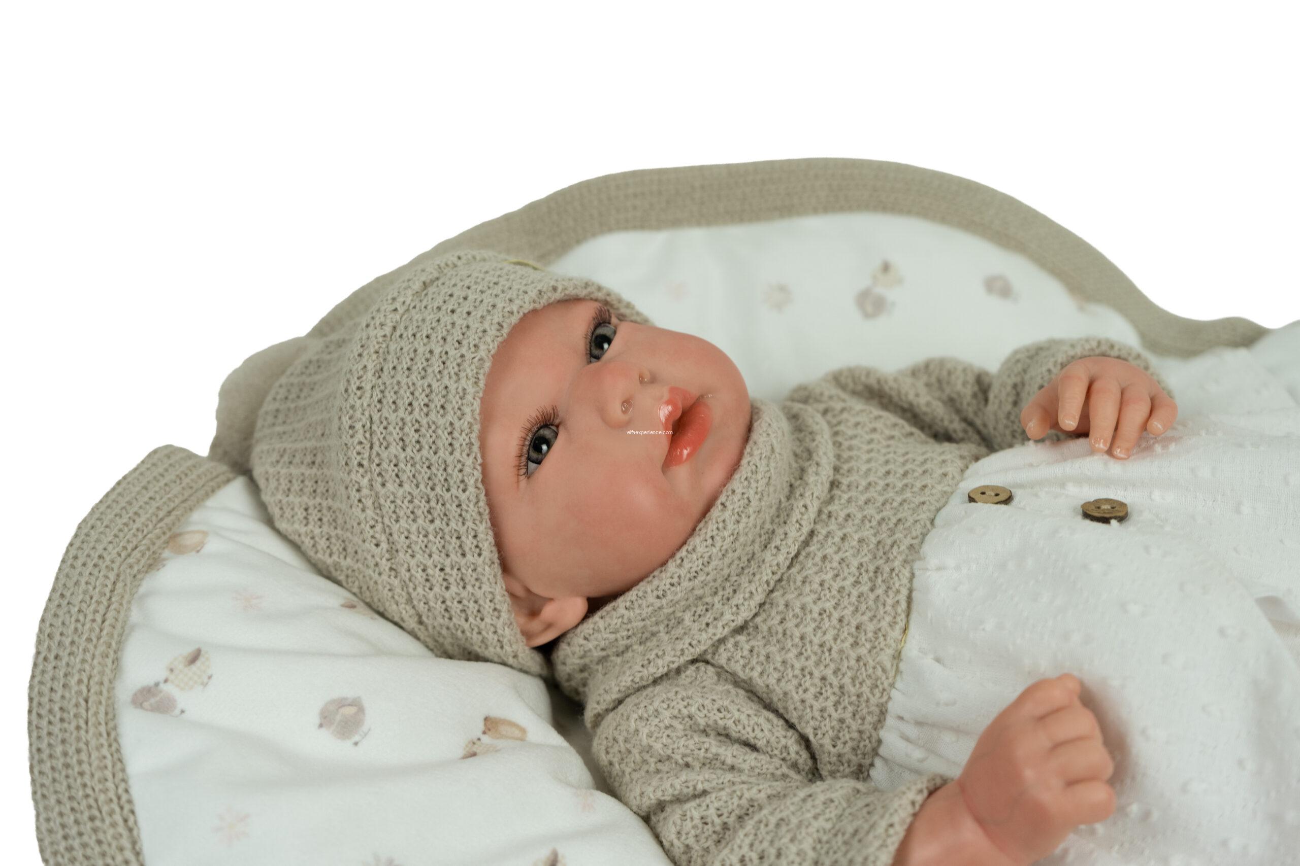 98216 REBORN ARIAS 40 CM NOA BEIGE C/MANTA DE INVIERNO