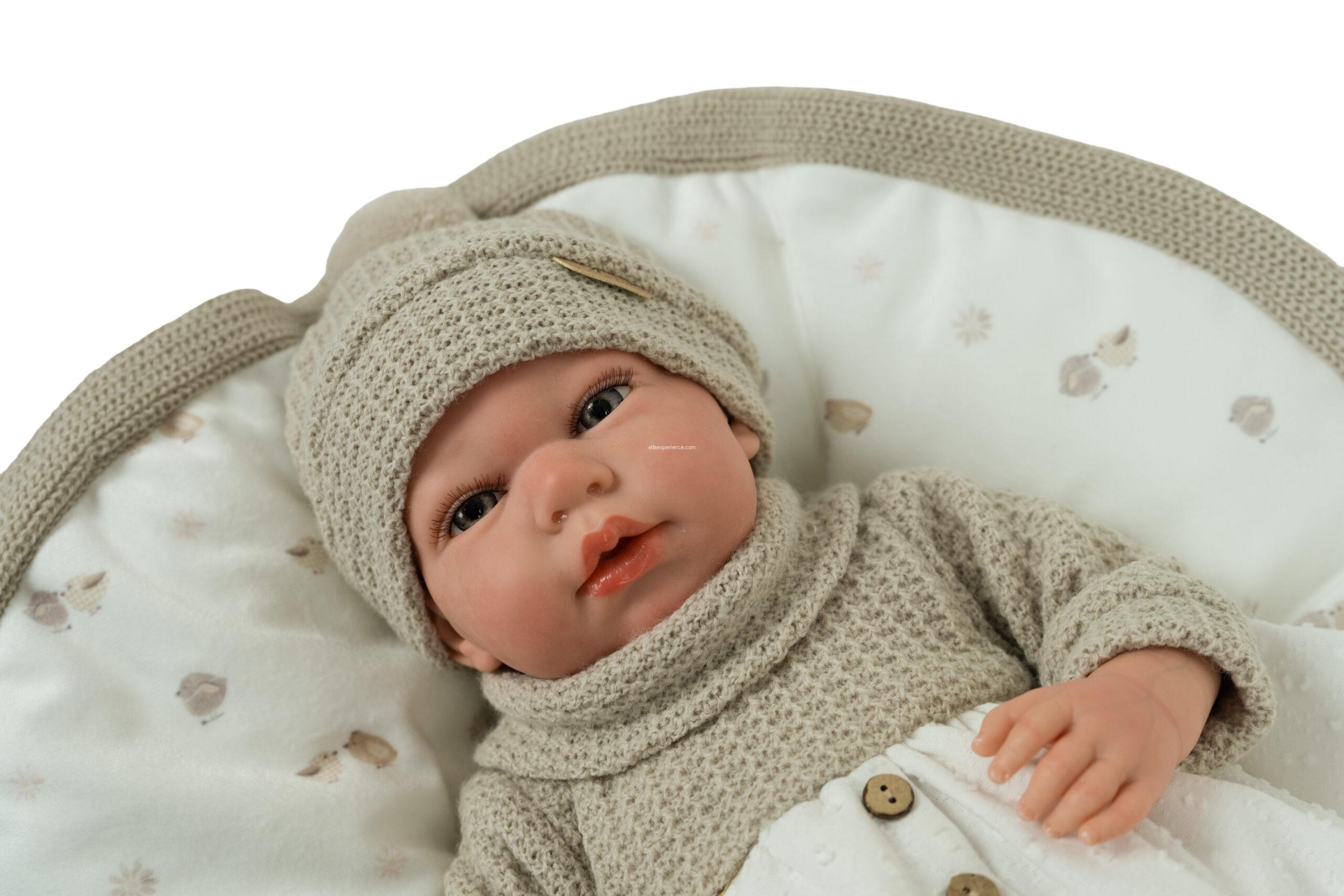 98216 REBORN ARIAS 40 CM NOA BEIGE C/MANTA DE INVIERNO - Imagen 2