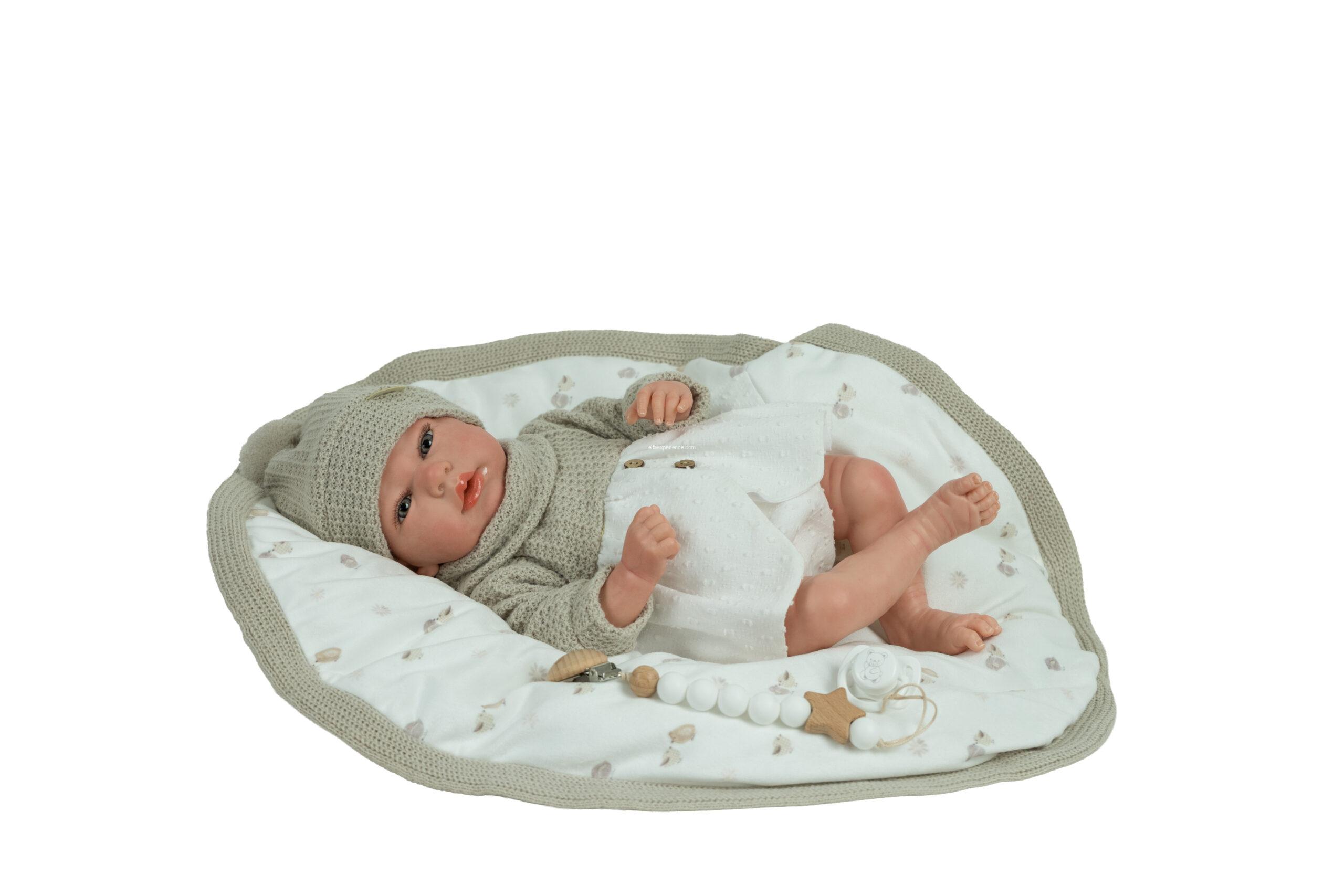 98216 REBORN ARIAS 40 CM NOA BEIGE C/MANTA DE INVIERNO - Imagen 3