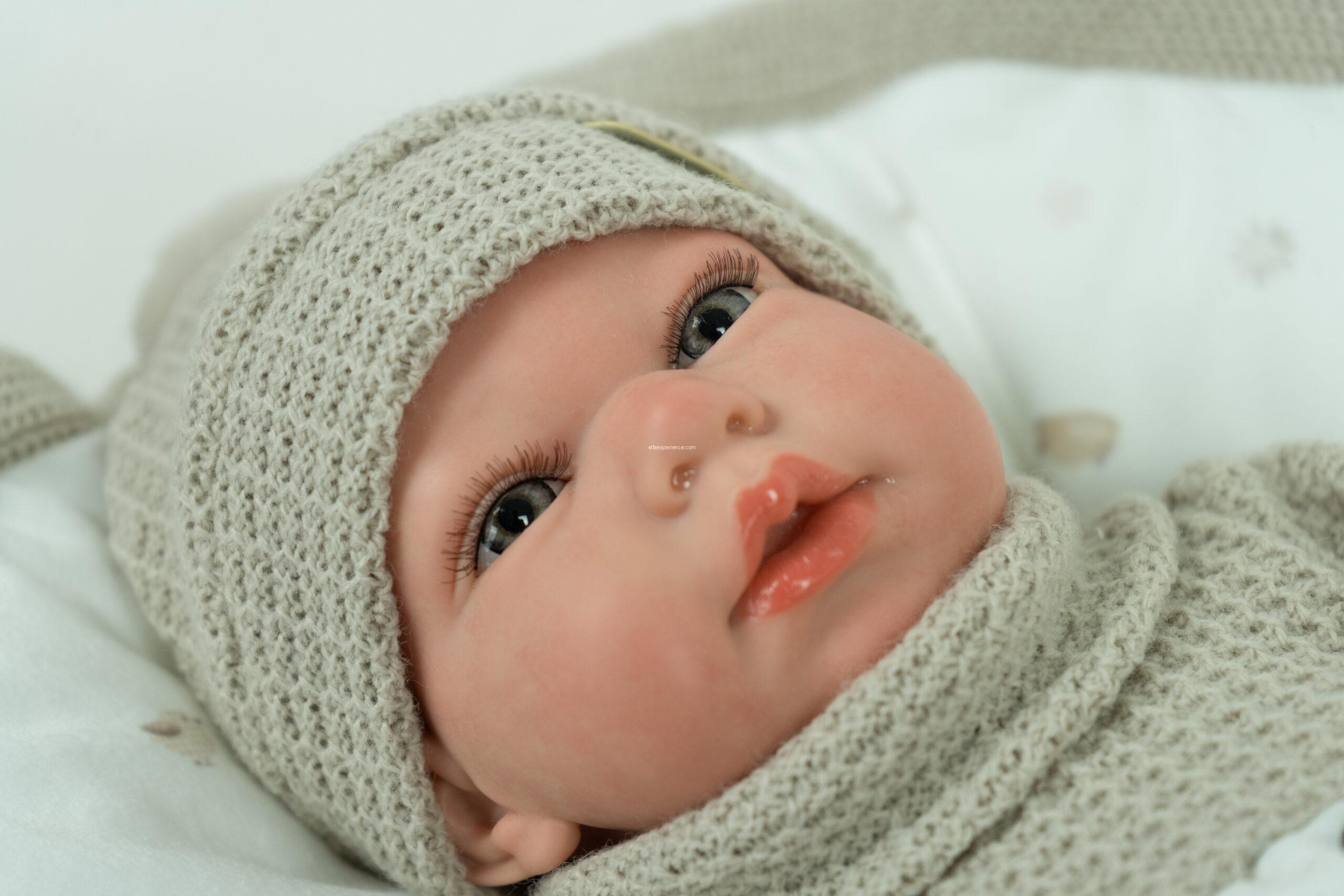 98216 REBORN ARIAS 40 CM NOA BEIGE C/MANTA DE INVIERNO - Imagen 5