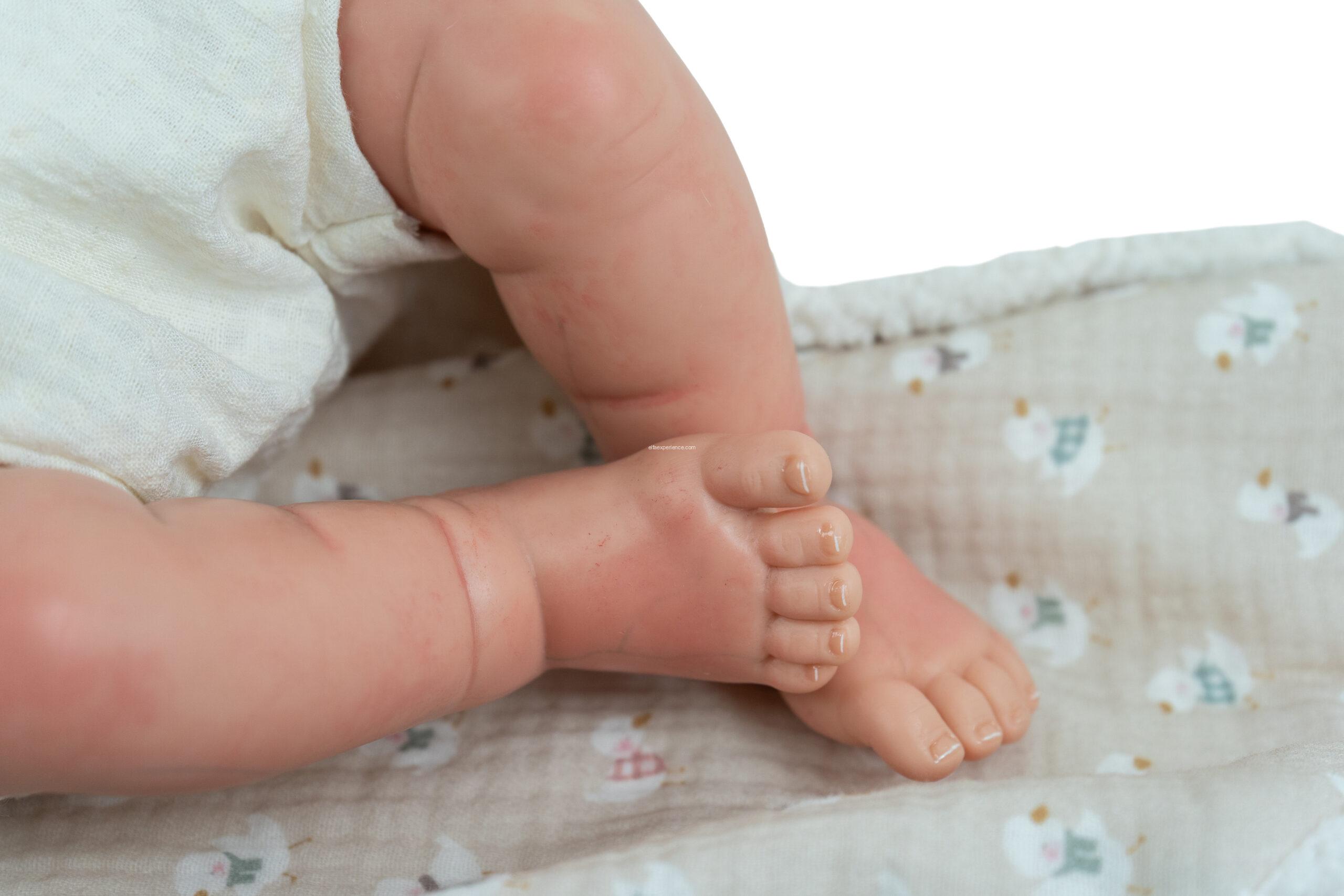 98219 REBORN ARIAS 45 CM CAMILA BEIGE C/MANTA Y DOUDOU - Imagen 4