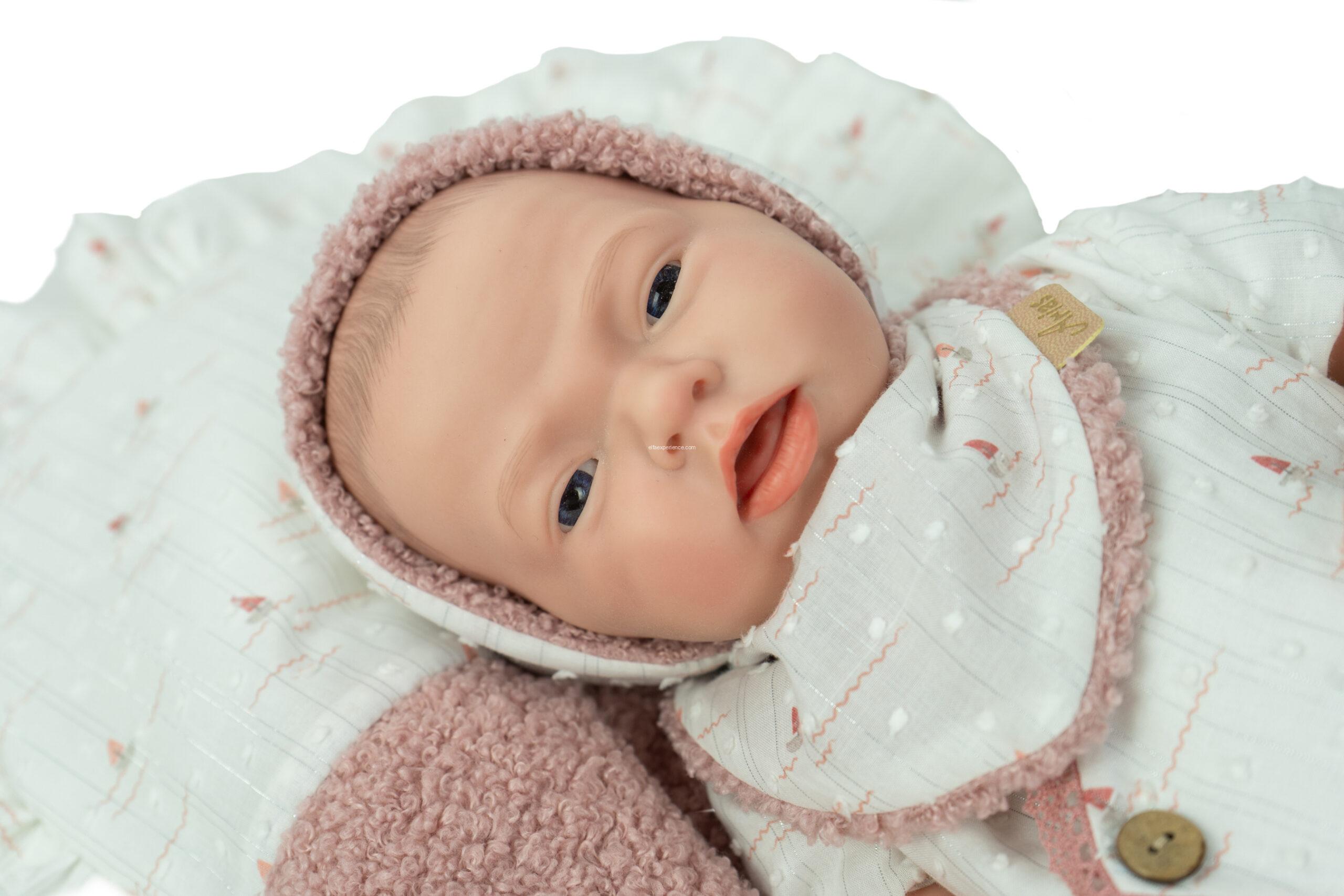 98204 REAL REBORN ARIAS AITANA 40 CM C/CAMBIADOR Y PAÑUELO BABERO // Spanish Design (Cuerpo Silicona, sexo niña) - Imagen 2