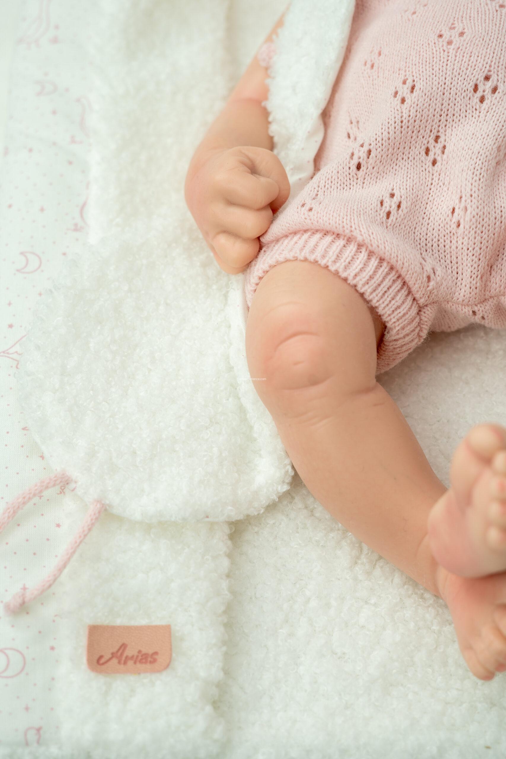 98206 REAL REBORN ARIAS ALMA 40 CM C/MANTA Y DOUDOU (Cuerpo Silicona, sexo niña) - Imagen 7